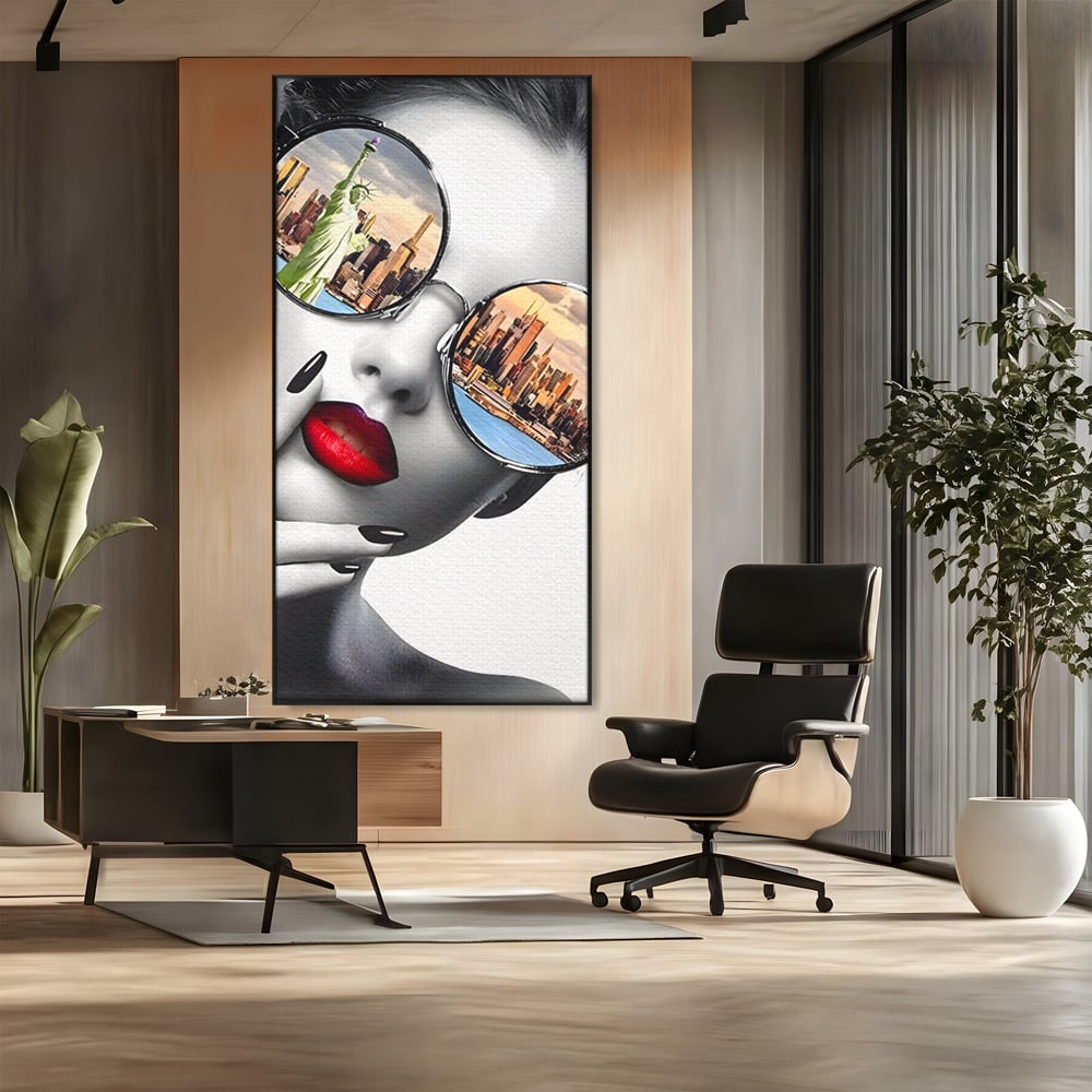 Tablou canvas cu tablou canvas cu portret femeie ochelari, in rama de aluminiu negru, pe perete intr-un birou
